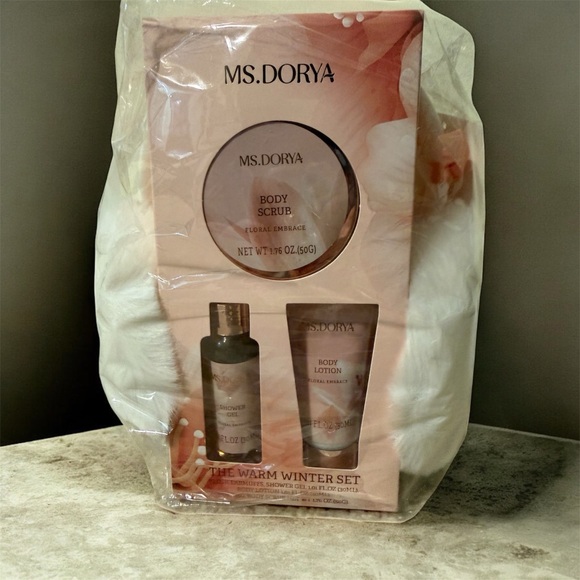 🎄🕎 BODY CARE WARM WINTER SET WITH PLUSH EARMUFFS/EYE MAKEUP COLLECTION BUNDLE - Picture 2 of 4